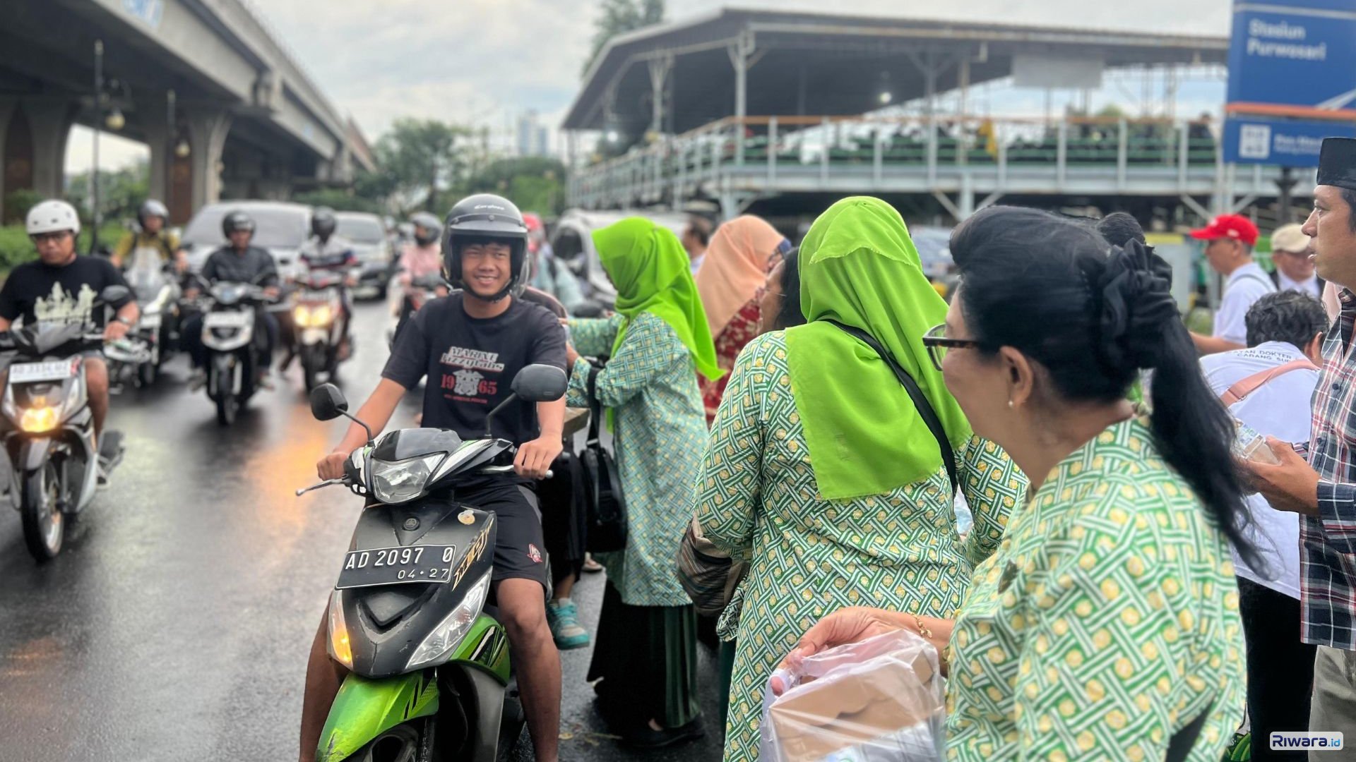 Warga Terima Takjil Gratis, IDI Surakarta Turun Langsung Berbagi di Purwosari, Sabtu, 7 Maret 2025